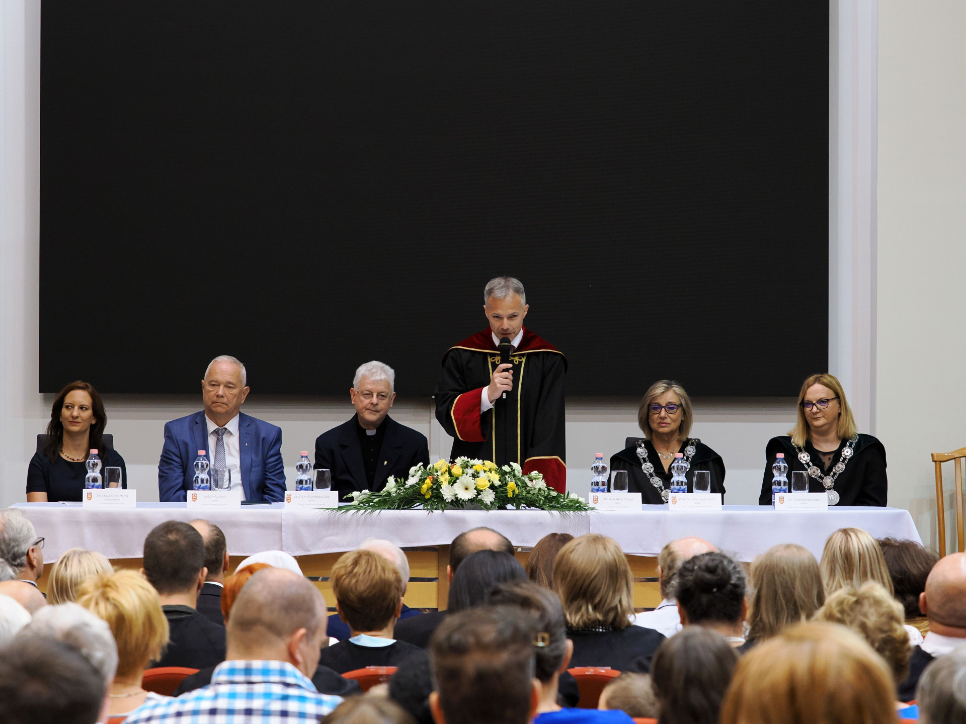 Diplomaátadó ünnepély a Veszprémi Érseki Főiskolán