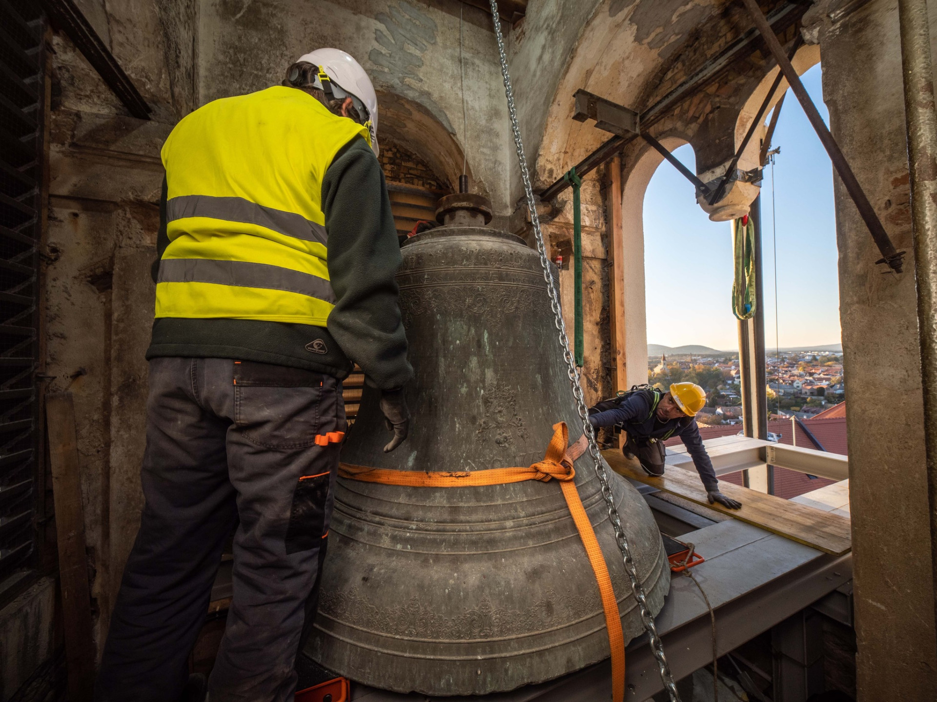 Speciális módszerrel emelték ki a monumentális nagyharangot